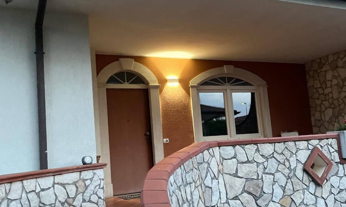 Sabaudia Villa | Spaziosa casa vicino al centro con giardino, forno a pizza, parcheggio privato
