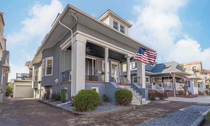 Atlantic City House | Speakeasy, Hot tub, 1920s Family Beach Home, Decked Out Home. Steps to Beach and Boardwalk