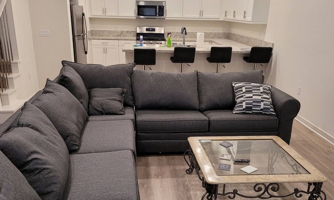 Riverpark House | Spectacular 2 bedroom townhome located directly off the 101 Hwy