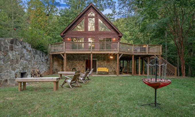 Marion Cabin | Spectacular Log Cabin Home 45 minutes to Asheville