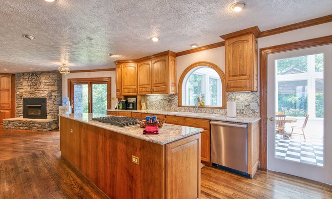 Fletcher House | Spectacular mountain retreat with a private pool, hot tub & amazing views