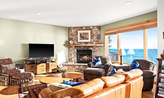 Beaver Bay House | Spectacular Retreat Right On Lake Superior Upscale Beautiful Decor'