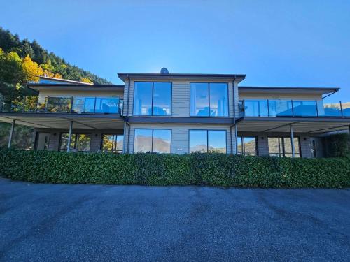 Frankton House | Spectacular Views & Comfort in Queenstown