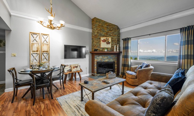 Chalet Village Condo | SPECTACULAR VIEWS✅️FastWiFi/HotTub/Seasonal Pool/Sauna/3.5 miles to Gatlinburg