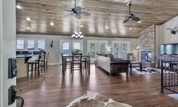 Granville House | Specular Lake Vews in Historic Granville,TN