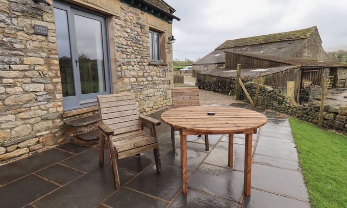 Sedbergh Cottage | SPEIGHT COTTAGE, pet friendly, with hot tub in Sedbergh