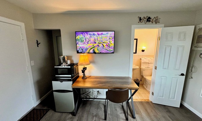 North Greece House | Spencerport - Cozy Cabin Inn - Sleeps 2, 1 Full Size Bed