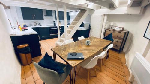 Polperro House | SPINDRIFT is A Beautiful Newly Refurbished THREE BEDROOM Private Family House located on the OLD HARBOUR and the COASTAL PATH in the Heart of Beautiful POLPERRO