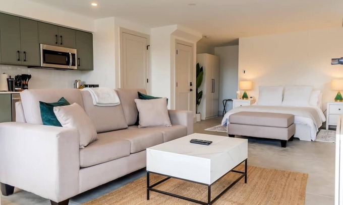 Lower Lonsdale Apartment | Spirit Trail Cozy Studio