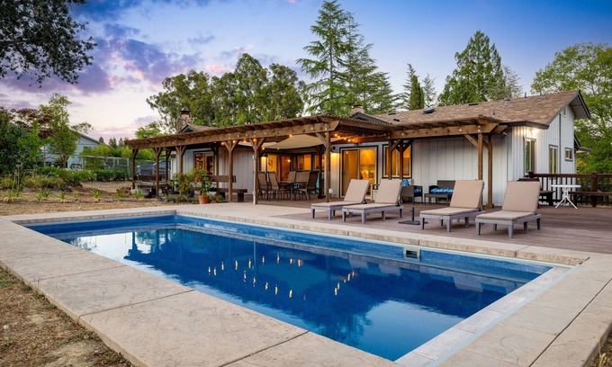 Forestville House | Splendid Wine Country Escape: Pool, AC & Near Healdsburg and Michelin Dining.