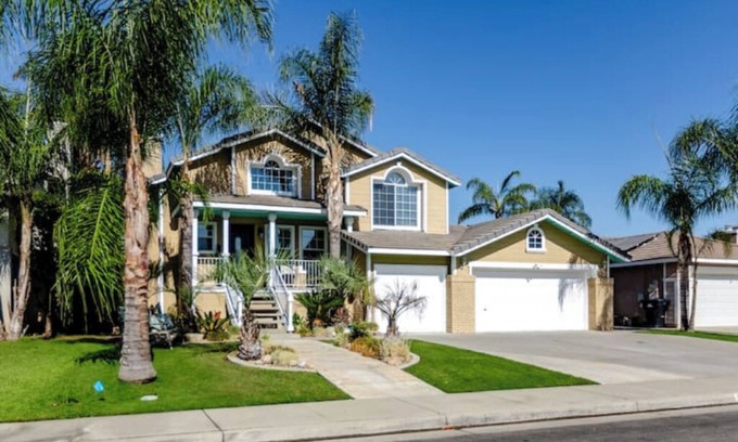 Greenacres House | Split-level NW Bakersfield Home with Outdoor Oasisn
