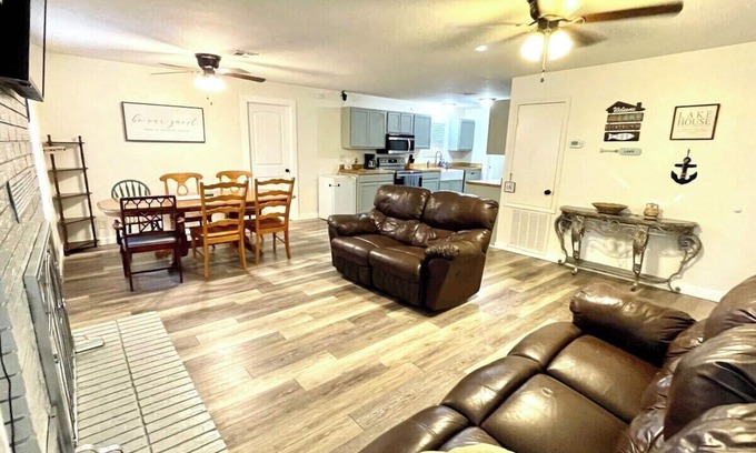 Longtown House | Sportsman’s retreat is a beautiful home, close to 9 marina, with a large parking