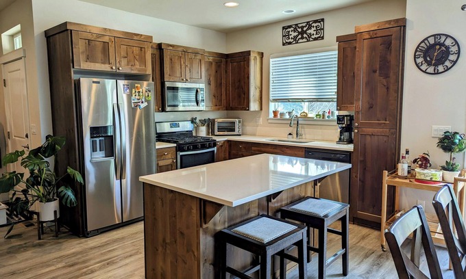 Larkspur House | Spotless 3 BR Townhouse with Gym, A/C, WiFi in Central Bend
