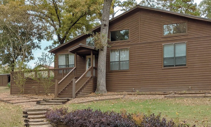 Scroggins House | Sprawling 3-bedroom house in delightful Scroggins with WiFi, AC and lakeview