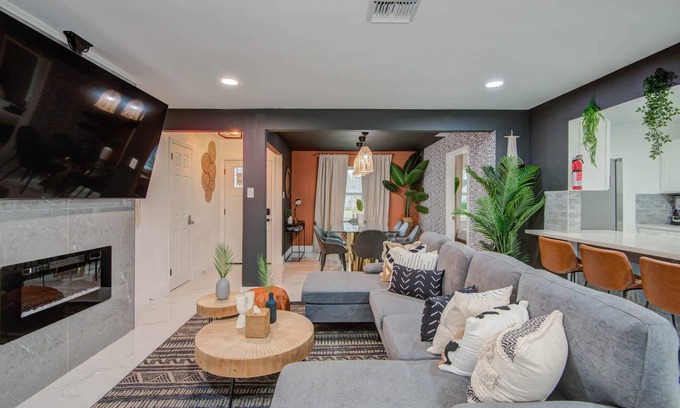 Spring Branch Central House | Spring Branch Getaway Ft. 5BD/2BA, Pool & Hot tub