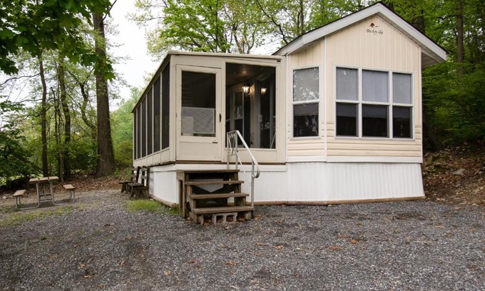 New Holland Resort | Spring Gulch Screened Park Model 6