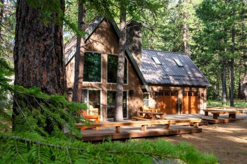 Black Butte Ranch House | Spring Home 6 - Cozy 4BR Cabin in Black Butte Ranch w Fireplace