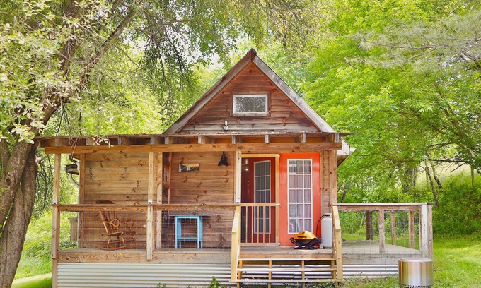 Court House Cabin | Spring Side Cabin at Skipwillow Farm