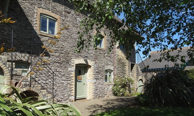 Noss Mayo Cottage | ST AUBYN COTTAGE, pet friendly, with a garden in Noss Mayo