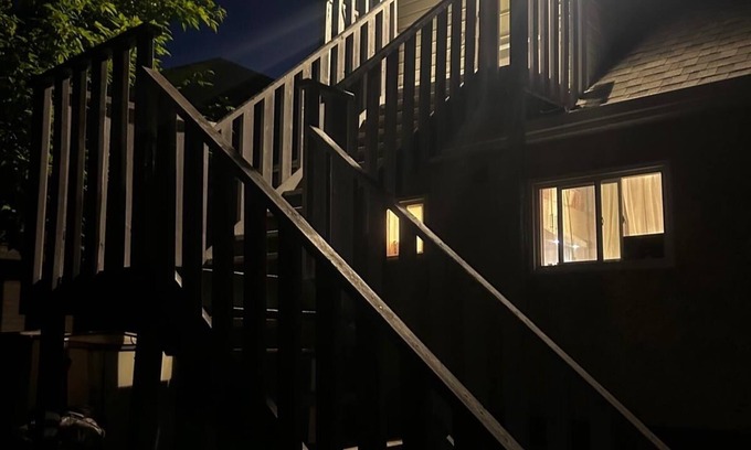 Winnipeg Apartment | St. Boniface Cozy Second Floor Suiten