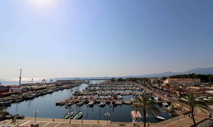Saint-Cyprien Plage Apartment | St Cyprien Splendid View of the port of St Cyp