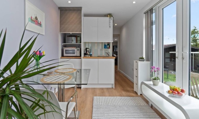 Hove House | St Helens Studio - Free Parking | By My Getaways
