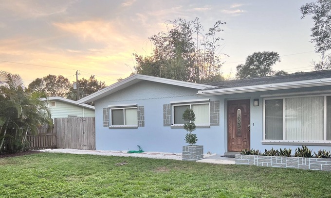 Disston Heights House | ★☆ St. Pete - Eat. Play. Swim. ENJOY!! ★☆