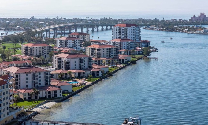 Casa del Mar Condo | ST Pete Isla Casa A condo in St. Petersburg, Floridan 2 bedrooms2 beds2 baths
