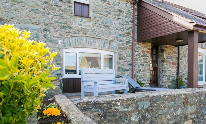 Holyhead Cottage | Stabal Penrhyn - an on the beach that sleeps 6 guests in 3 bedrooms