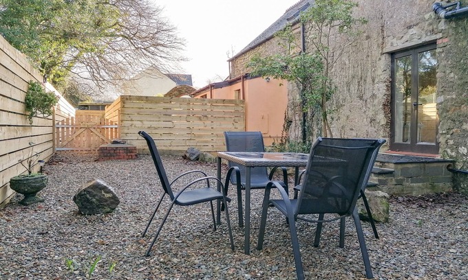 Templeton House | STABLE COTTAGE, NARBERTH, pet friendly, with a garden in Narberth