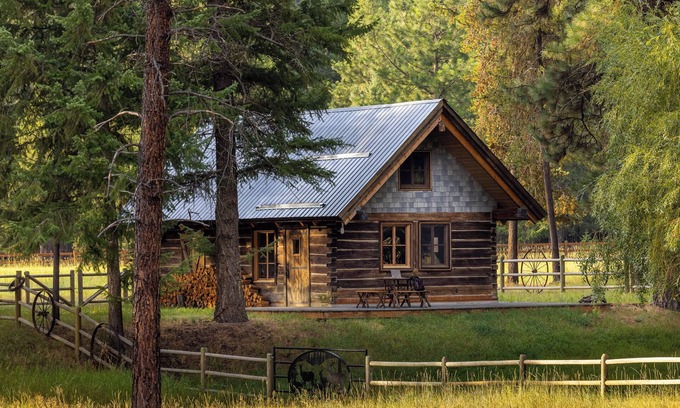 Superior House | Stagecoach Exchange Cabin - Alpine Falls Ranch