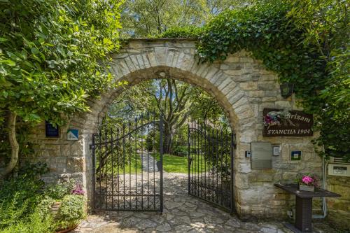 Smoljanci Bed & Breakfast | STANCIJA 1904 - Rosmarinus