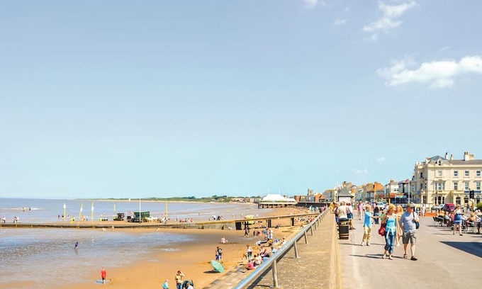Burnham-on-Sea House | Standard caravan with one double and two twin.
