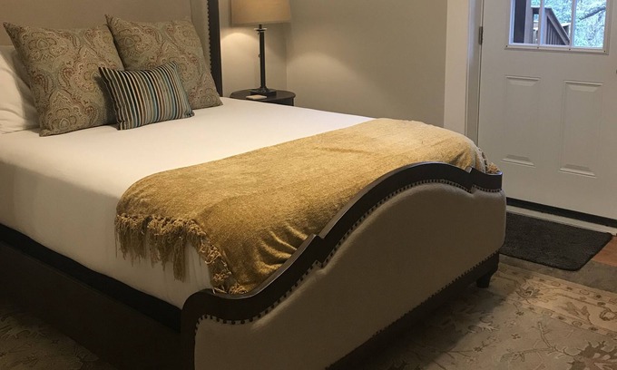 Dahlonega Cabin | Standard Guest Room (Terrace) - Barefoot Hills - North Georgia Mountains