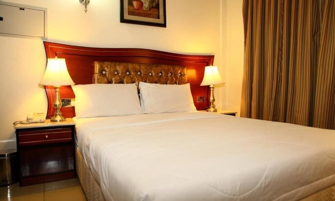 Al Muraqqabat Apartment | Standard King Or Twin Room Near Al Bassam Centre