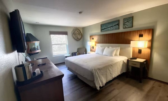 Mount Charleston Hotel | Standard King at The Retreat on Charleston Peak – Year-Round Adventures