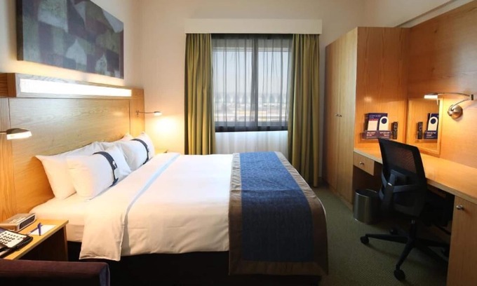 Garhoud House | Standard Room Near Dxb Terminal 3 By Luxury Bookings
