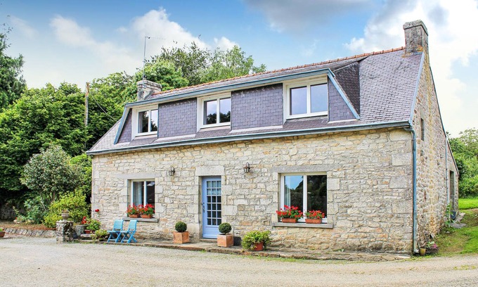 Gouesnach House | Standing in a wooded area, this delightful stone house welcomes you at the end of a long path.