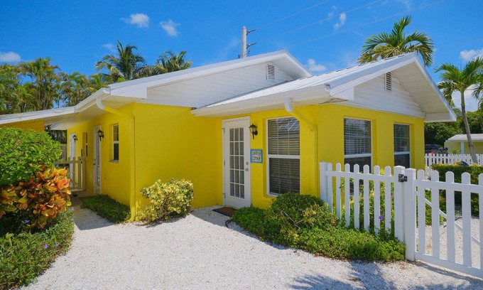 Anna Maria Cottage | Starfish Cottage - sleeps 4 guests in 2 bedrooms