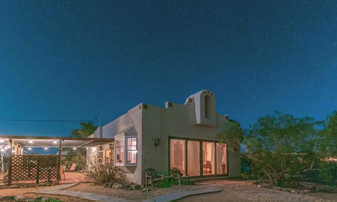 Joshua Tree House | Stargaze from the hot tub! A boho desert retreat