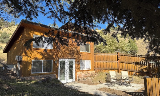 Emigrant House | Starlight Loft for Four in Paradise!