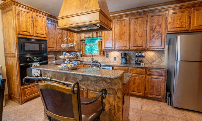 Pottsboro House | Stars on the Water: 2 king beds; walk to water; game room; wet bar; marina close