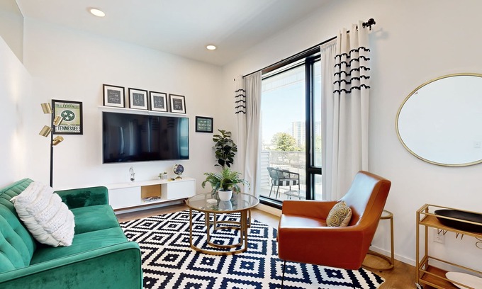 Edgehill Condo | State-of-the-art corner suite with balcony, seasonal pool, & gym