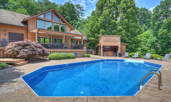 Mayhew House | Stay Awhile by AvantStay | Lakefront + Pool, Dock