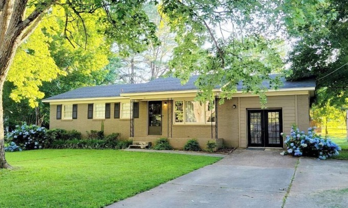 Madison House | Stay Awhile - King, Full, Twins in Quiet Neighborhood