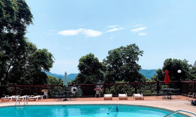 East End - Valley Street Condo | Stay Awhile: Views + Pool + Downtown in 5