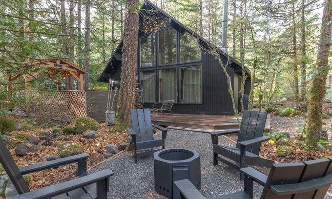 Rhododendron Cabin | Stay before 9/28 get the 3RD night FREE!Hot tub, cabin feel