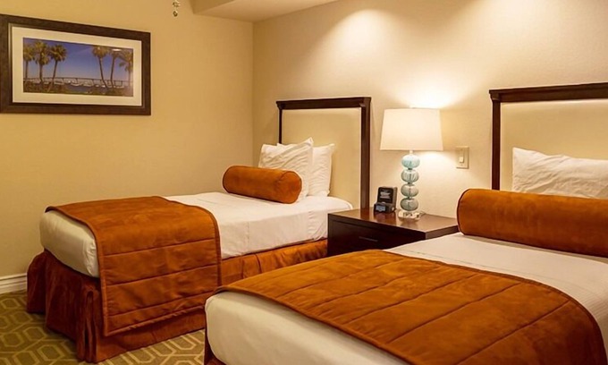 Coronado Hotel | Stay in Coronado's Best! Spacious Two Bedroom Unit with Kitchenette!