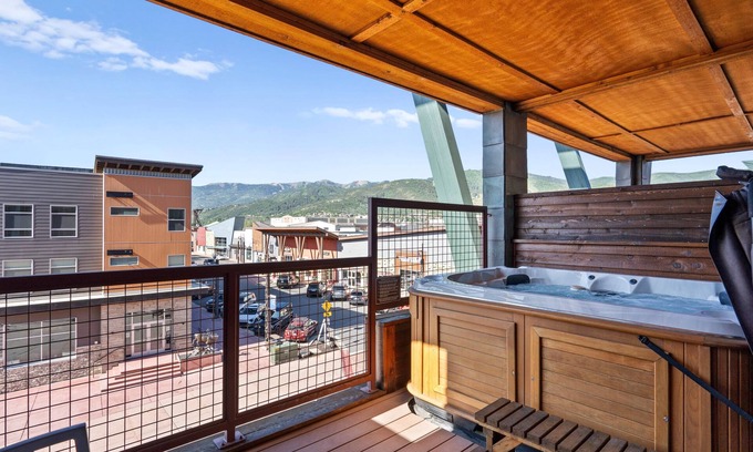 Kimball Junction Condo | Stay in Style | Fireplace + Washer/Dryer | Private Hot Tub + Great Views