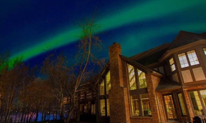 Fairbanks House | Stay in this amazing tudor mansion, set on a hill over looking Fairbanks